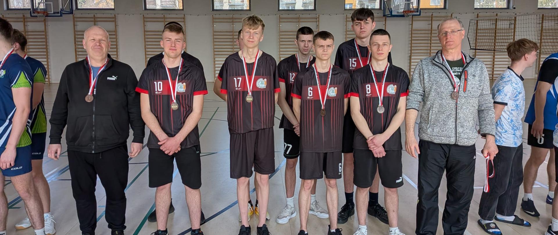 Zawodnicy i trenerzy z medalami 