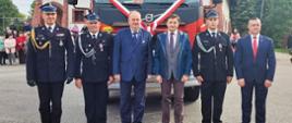 Na zdjęciu strażacy OSP podczas uroczystości przekazania samochodu ratowniczo-gaśniczego dla OSP we Fredropolu
