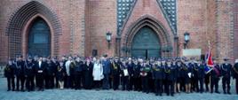 Okolicznościowe zdjęcie wszystkich uczestników uroczystości i zaproszonych gości na tle Bazyliki Archikatedralnej pw. Świętego Jakuba Apostoła w Szczecinie