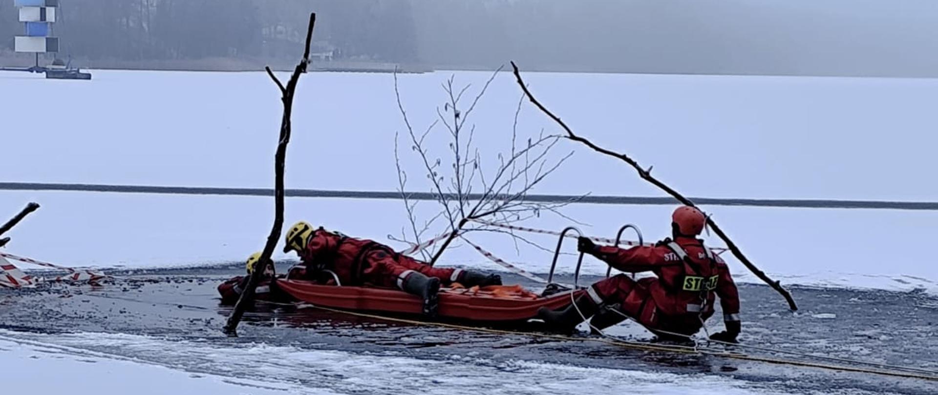 Na zdjęciu widać strażaków podczas ćwiczeń lodowych 