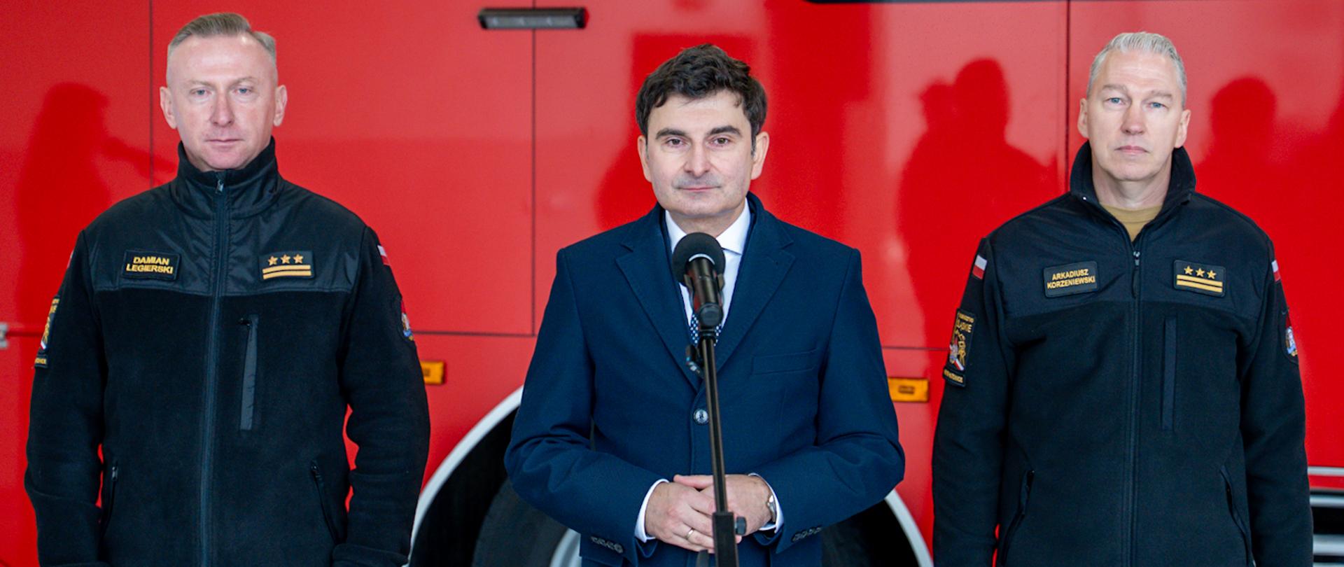 Wojewoda Śląski w asyście Śląskiego Komendanta Wojewódzkiego i Komendanta Miejskiego w Katowicach