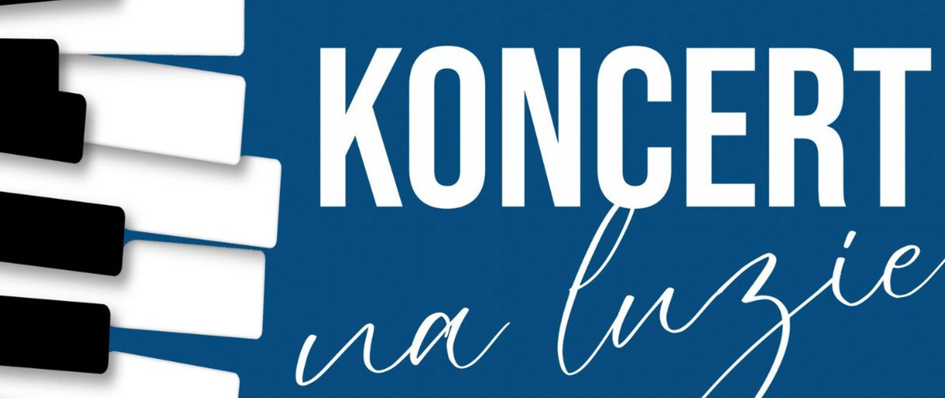 Pionowy plakat promujący koncert uczniów sekcji fortepianu Państwowej Szkoły Muzycznej I stopnia im. Zygmunta Noskowskiego w Krzeszowicach. Projekt utrzymany jest w nowoczesnej, minimalistycznej stylistyce. Dominującym kolorem tła jest intensywny, głęboki niebieski. Lewą część plakatu zajmuje duża, pionowa grafika klawiatury fortepianu. Białe i czarne klawisze przedstawione są w perspektywie i lekko falującym układzie, co nadaje kompozycji dynamiki. Klawisze rzucają delikatne szare cienie, tworząc efekt przestrzenności.
W górnej części plakatu, centralnie, znajduje się logo Państwowej Szkoły Muzycznej I stopnia im. Zygmunta Noskowskiego w Krzeszowicach. Logo ma formę granatowego prostokąta z kolorowym symbolem przypominającym klawiaturę fortepianu oraz klucz wiolinowy. Pod symbolem widnieje nazwa szkoły.
Poniżej logo, białymi wielkimi literami zapisano:
PAŃSTWOWA SZKOŁA MUZYCZNA I ST. IM. Z.NOSKOWSKIEGO
ZAPRASZA NA
Centralną część plakatu zajmuje tytuł wydarzenia. Największym elementem typograficznym jest słowo:
KONCERT
zapisane bardzo dużymi, białymi, pogrubionymi literami.
Bezpośrednio pod nim znajduje się napis:
na luzie
wykonany cienkim, eleganckim, białym pismem odręcznym, rozciągającym się na znaczną szerokość plakatu.
Niżej umieszczono żółty, ukośnie ustawiony prostokąt przypominający naklejkę lub taśmę informacyjną. W jego wnętrzu granatowymi wielkimi literami zapisano:
SEKCJI FORTEPIANU
W dolnej części plakatu znajdują się informacje organizacyjne zapisane białym tekstem:
CZWARTEK
18 CZERWCA 2026
GODZ. 16:30
AULA PSM KRZESZOWICE
Na samym dole, centralnie, żółtymi wielkimi literami umieszczono napis:
WSTĘP WOLNY