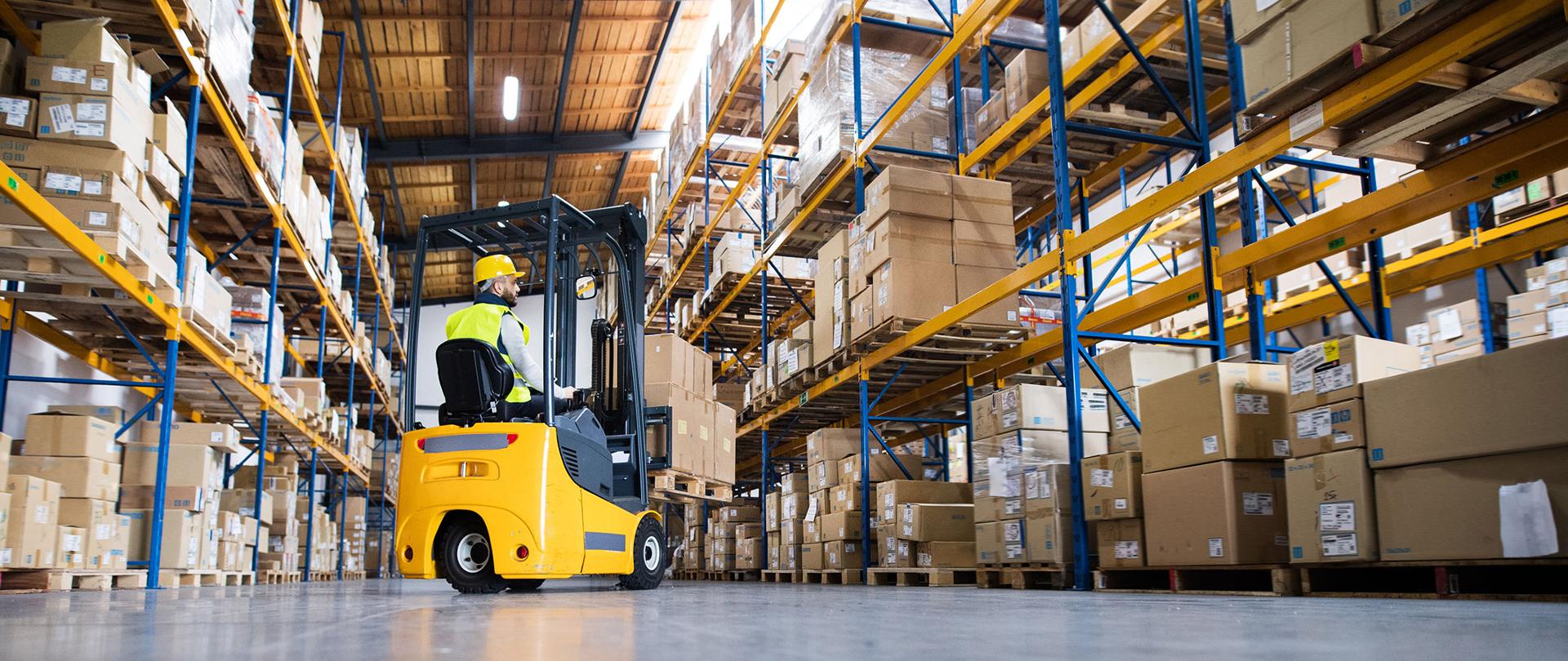Widok magazynu z wózkiem widłowym