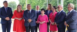 Minister infrastruktury Andrzej Adamczyk na peronie dworca kolejowego w Ciechocinku, którego remont jest planowany w przypadku rewitalizacji linii kolejowej 245 Aleksandrów Kujawski – Ciechocinek