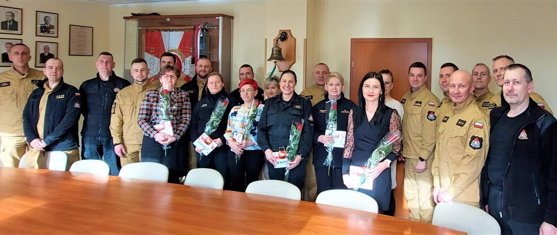 Zdjęcie przedstawia obdarowane w Dniu Kobiet 