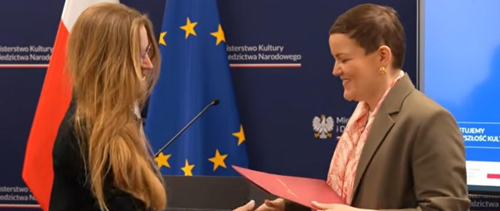 zdjęcie z wręczenia pisma włączającego szkołę do projektu termomodernizacji po prawej Ministra Kultury i Dziedzictwa Narodowego Marta Cienkowska, po lewej Dyrektor Szkoły Aleksandra Skowrońska