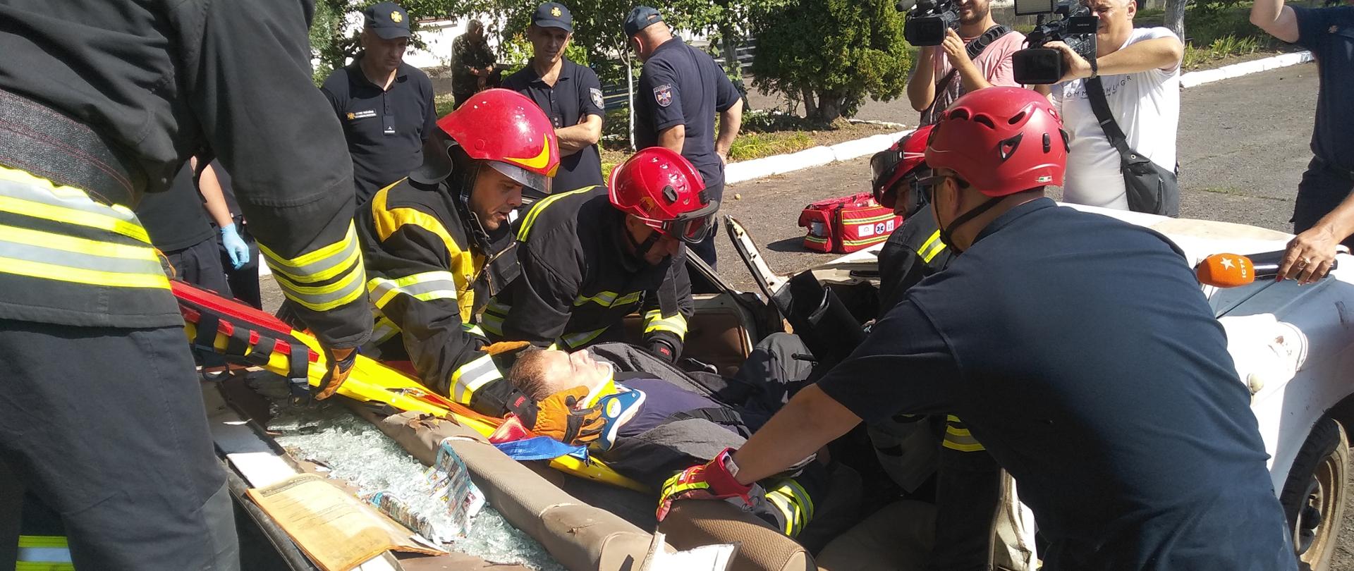 Pokazanie jak ratować życie podczas ćwiczeń strażackich 