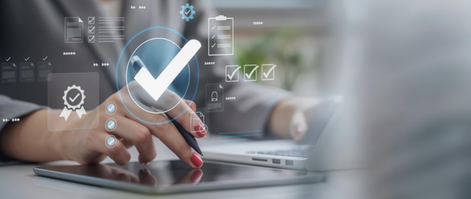 Bliskie ujęcie dłoni na tablecie, na obrazku widoczne 