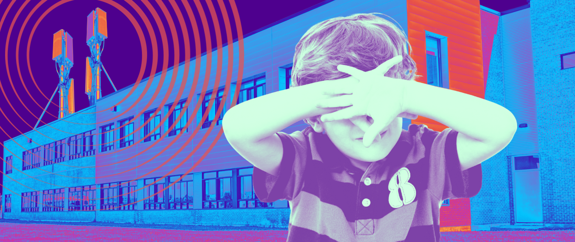 W tle ilustracji budynek szkolny z zainstalowanymi na dachu, promieniującymi masztami antenowymi. Na pierwszym planie kilkuletni chłopiec zasłania rękami twarz w geście obrony.