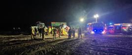 na zdjęciu służby na polu podczas wypadku, samochody straży pożarnej, policji i pogotowia