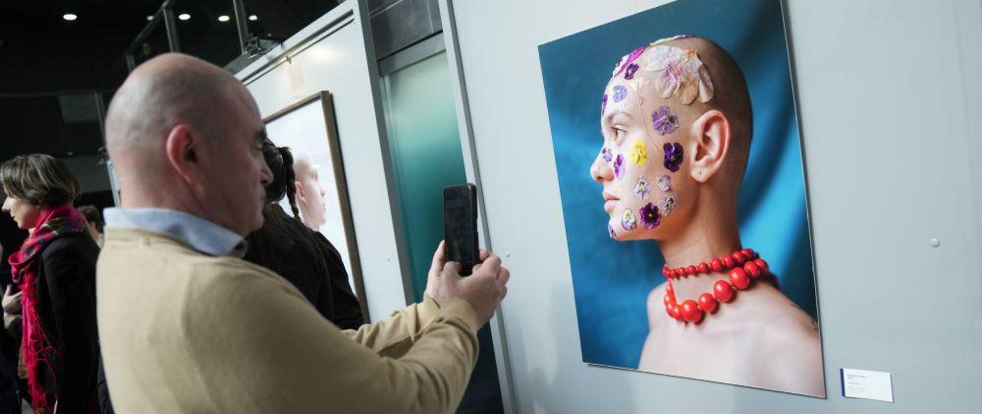 W ramach obchodów Dnia Osadnika Polskiego odbyła się inauguracja wystawy zdjęć Mauricia Holca, fotografa z prowincji Misiones, zatytułowana „Raíces, del bosque a la selva” („Korzenie, z lasu do dżungli”).