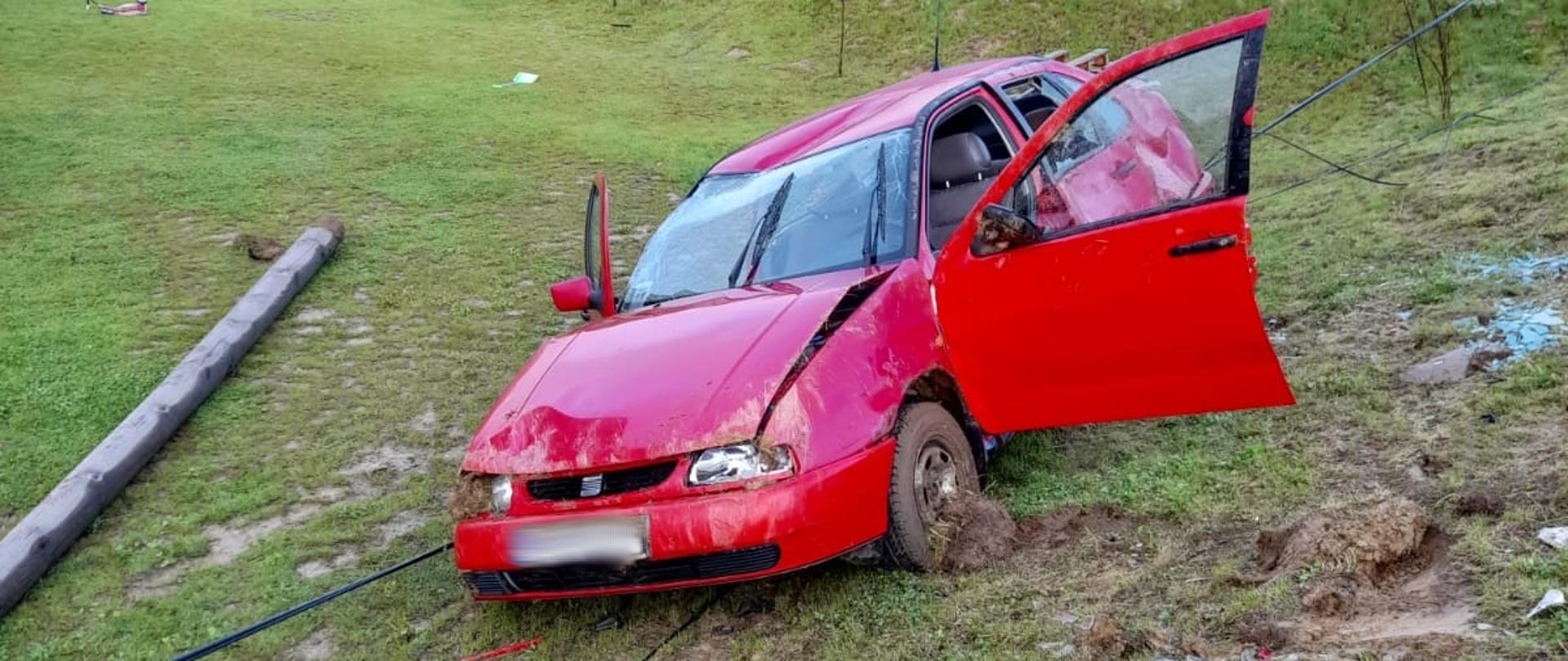 Samochód osobowy poza drogą