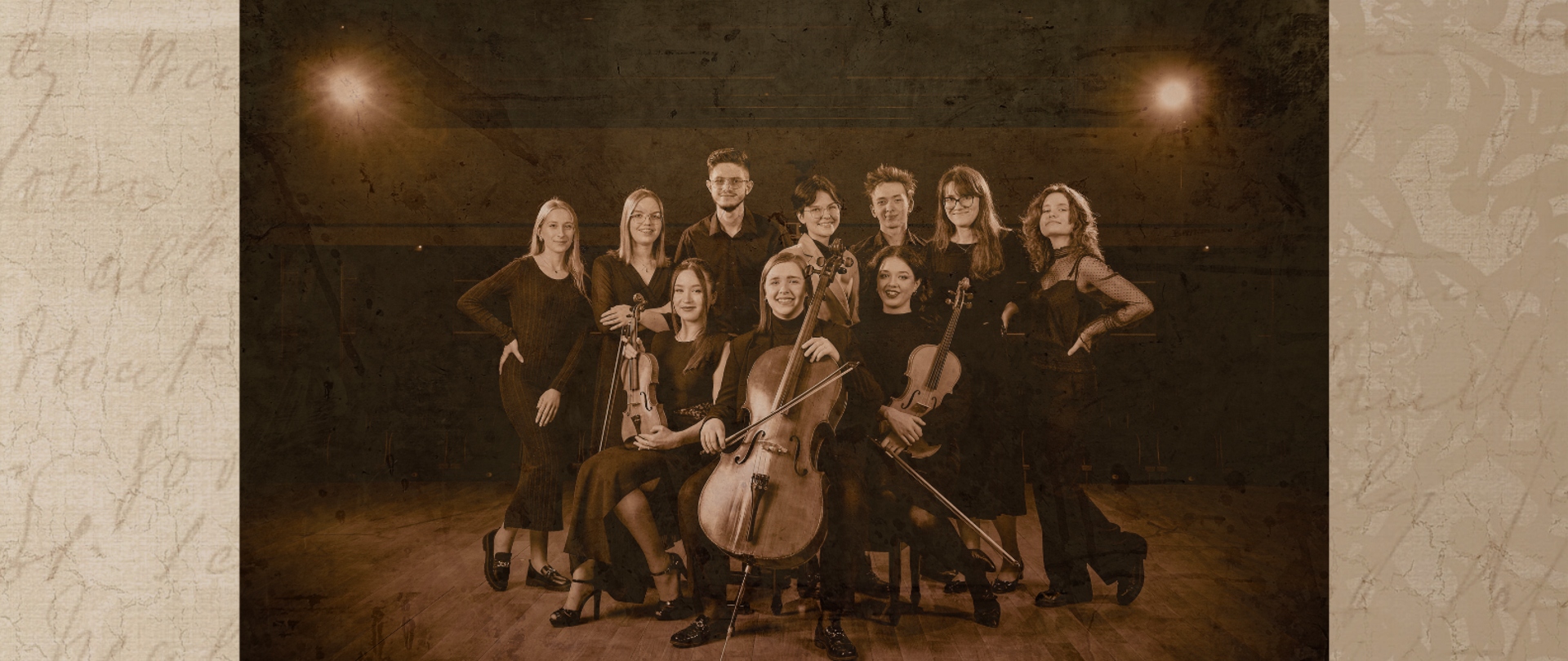 Plakat reklamowy otwartych recitali dyplomowych, na beżowym tle brązowy napis na górze:
OTWARTE RECITALE DYPLOMOWE PSM II st. w Jarosławiu. Poniżej wspólne zdjęcie wszystkich dyplomantów przystępujących do egzaminów dyplomowych, a poniżej opis:
Piątek 26.04
16:00 Wiktoria Telega (fortepian)
17:00 Magdalena Małka (fortepian)
18:00 Emilia Piejko (fortepian)
Poniedziałek 29.04
15:00 Wiktoria Jakub Dominik (organy)
16:00 Małgorzata Szczotka (śpiew)
17:00 Natalia Matusz (śpiew)
Wtorek 30.04
15:00 Krzysztof Kałamarz (gitara)
16:00 Ines Wajda (altówka)
17:00 Julia Salamon (skrzypce)
18:00 Maria Wiśniewska (wiolonczela)
Zapraszamy 26, 29, 30 kwietnia SALA KONCERTOWA SZKOŁY MUZYCZNEJ
WSTĘP WOLNY
