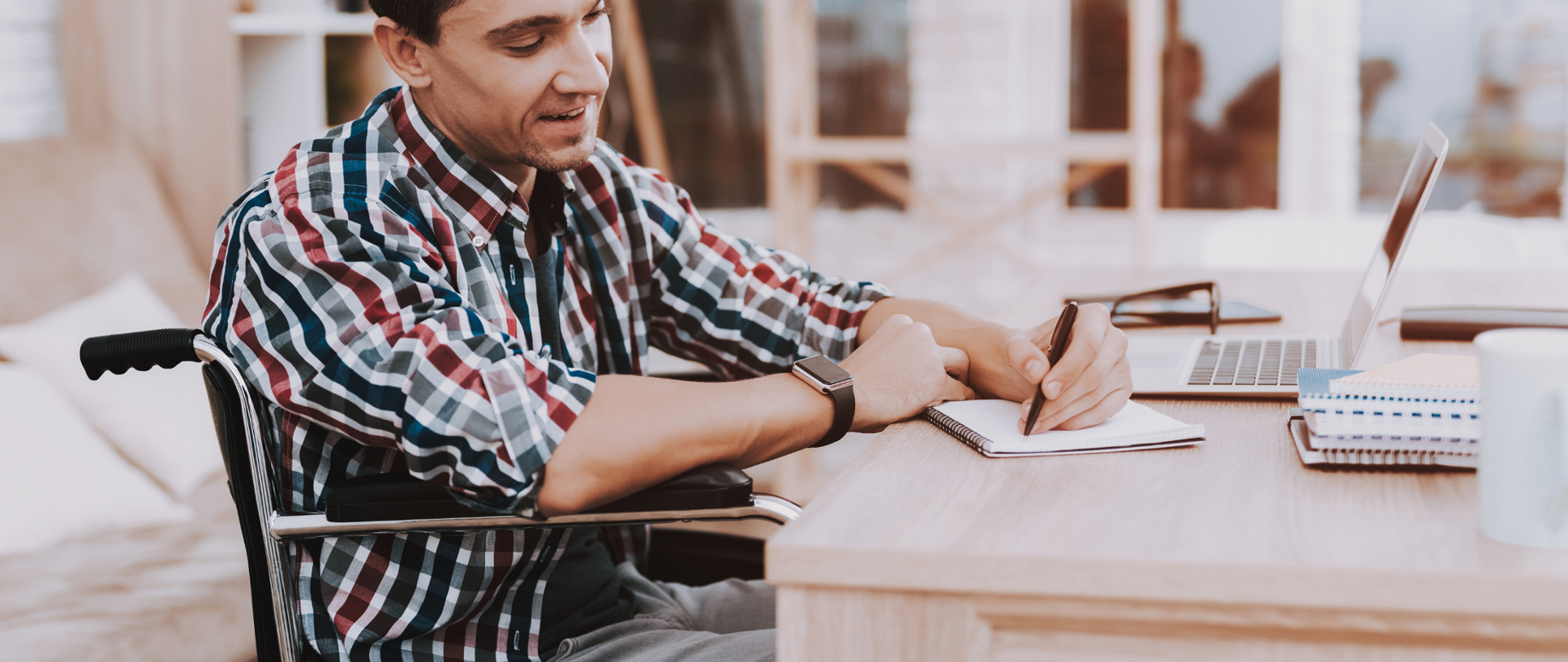 Niepełnosprawny mężczyzna siedzący przy stole