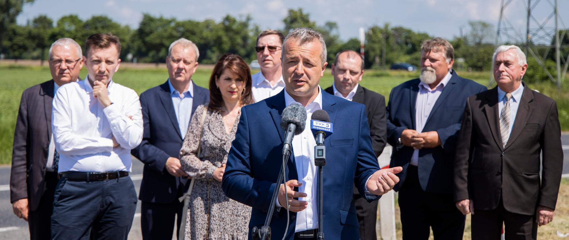 Konferencja prasowa w Kobylnikach. Na pierwszym planie - wojewoda Mikołaj Bogdanowicz. 