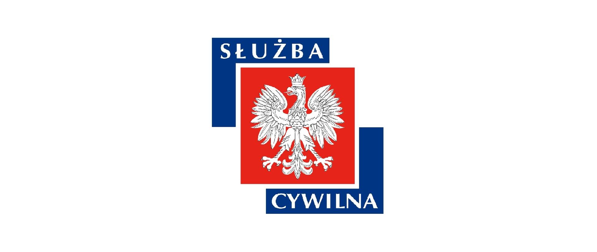 Kwadratowe logo Służby Cywilnej. W środku Godło Polski, Orzeł w koronie, na czerwonym kwadratowym tle. Nad logiem, po lewej stronie słowo „Służba” na niebieskim tle otaczającym lewy górny narożnik. Pod logiem, po prawej stronie słowo „Cywilna” na niebieskim tle otaczającym prawy dolny narożnik.