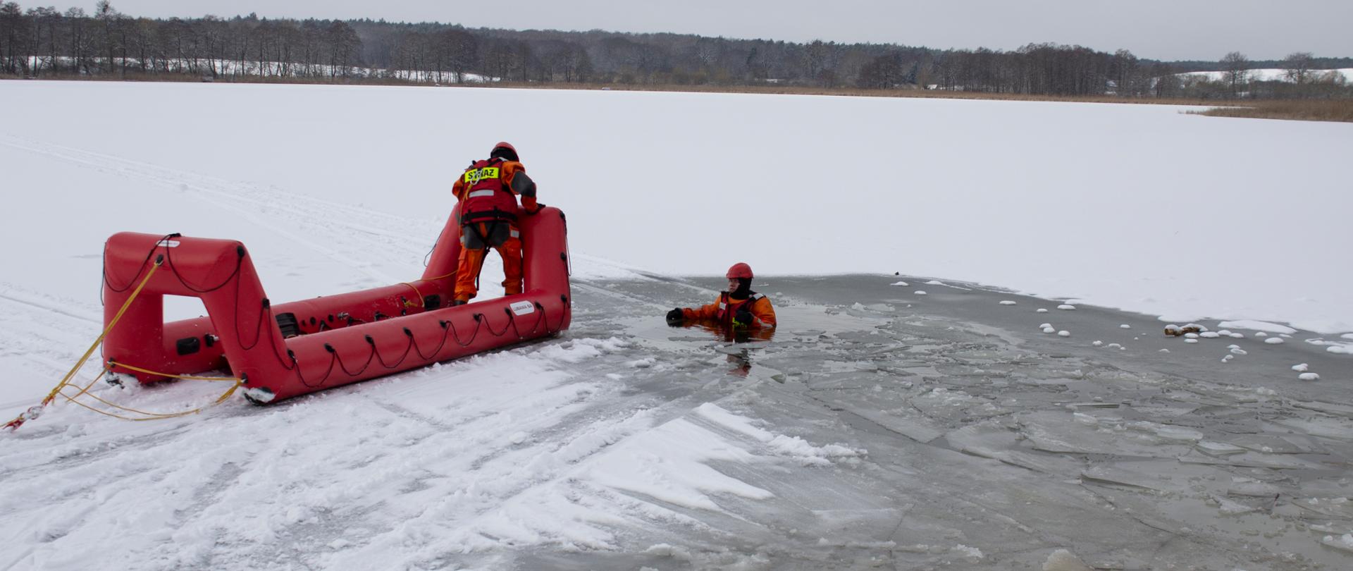 Zdjęcie pokazuje strażaków podczas działań na lodzie 