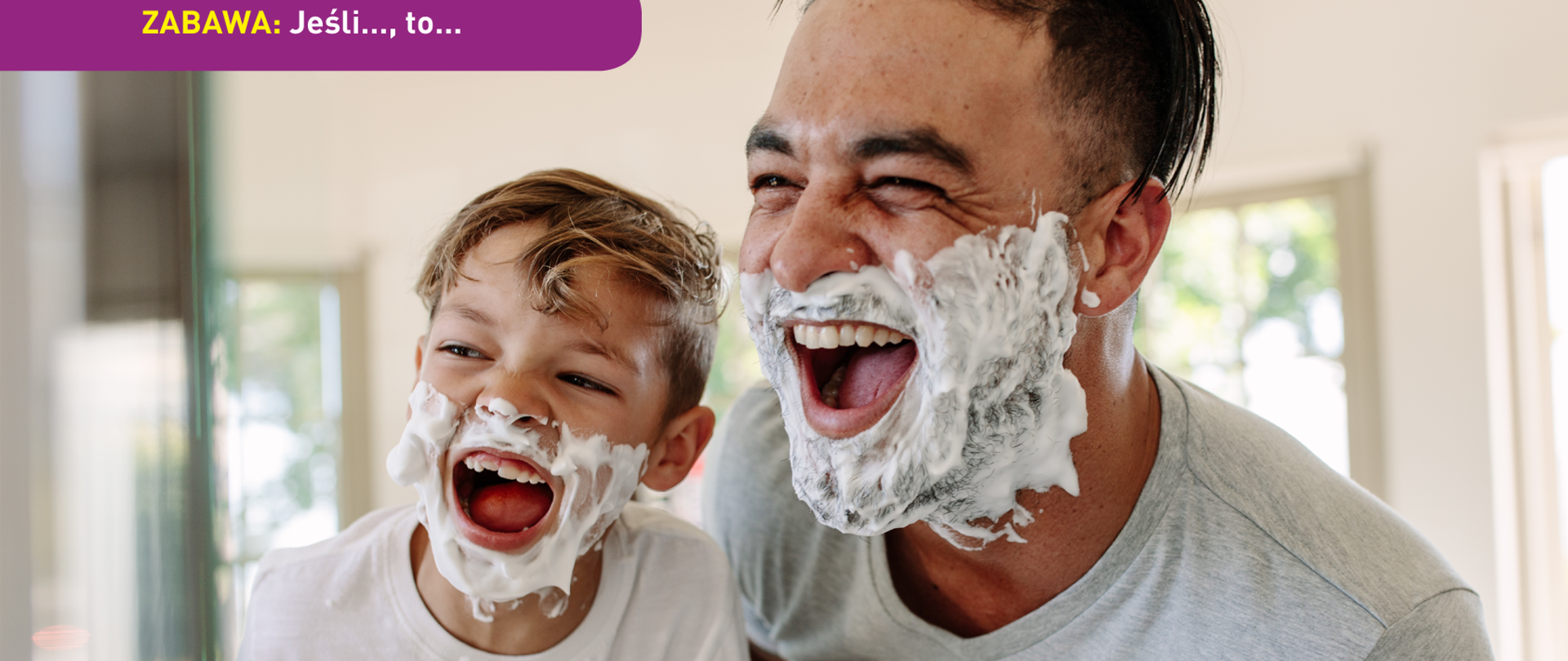 Na zdjęciu widać mężczyznę i chłopca, obaj mają twarze w kremie do golenia i śmieją się, patrząc w lustro. U dołu znajduje się pasek logotypów: Europejskie Fundusze Polska Cyfrowa, Ministerstwo Cyfryzacji, NASK i Unia Europejska Europejski Fundusz Rozwoju Regionalnego.