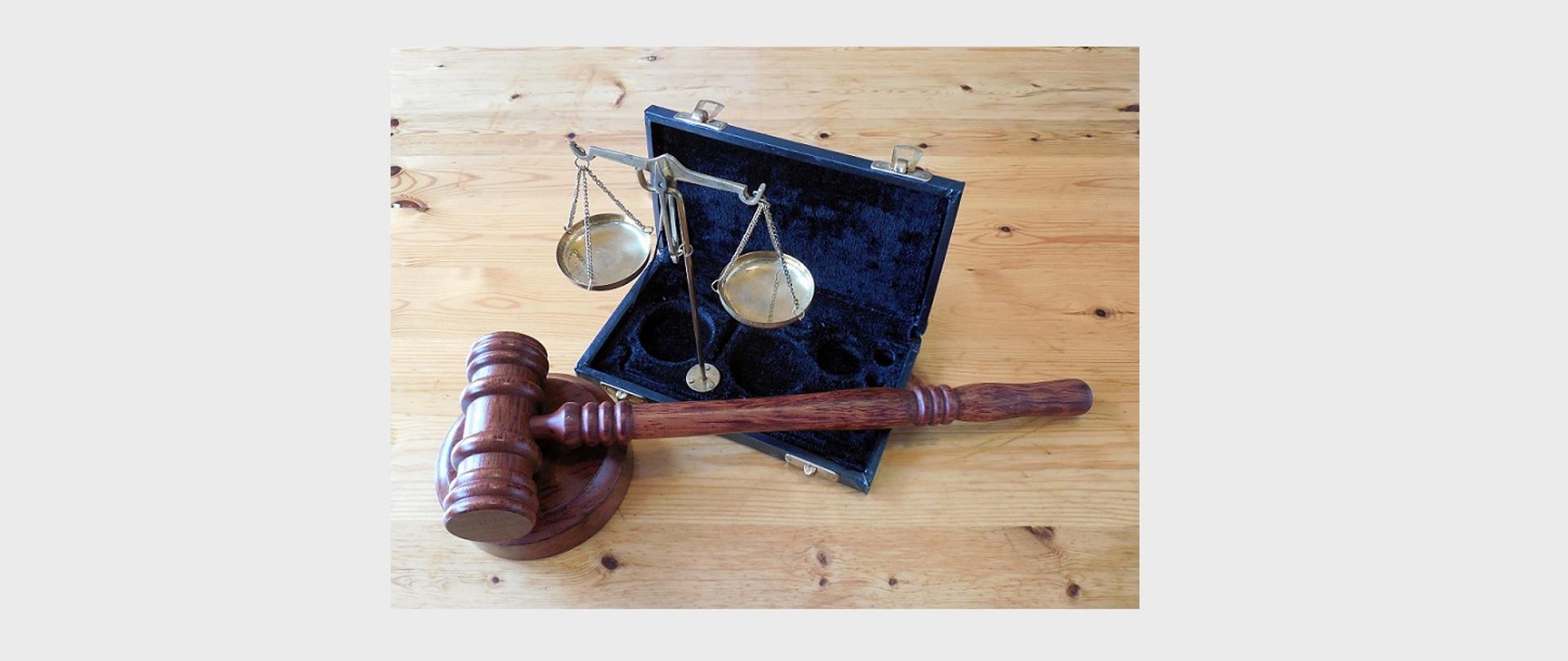 młotek sędziowski z wagą sprawiedliwości