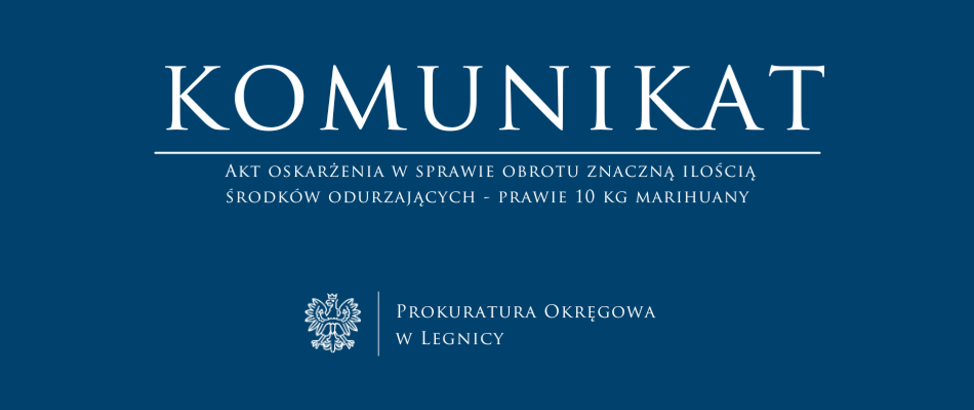 baner - na niebieskim tle napis w kolorze białym Komunikat, poniżej pozioma biała kreska, pod kreską napis "Akt oskarżenia w sprawie obrotu znaczną ilością środków odurzających - prawie 10 kg marihuany", niżej pośrodku rysunek orła oddzielony od napisu Prokuratura Okręgowa w Legnicy krótką pionową kreską