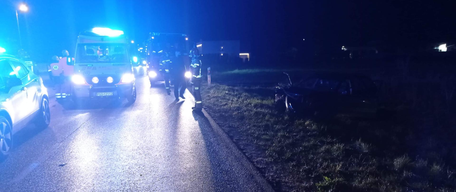 Samochód osobowy uderzył w naczepę ciągnika siodłowego w Białej Wsi 