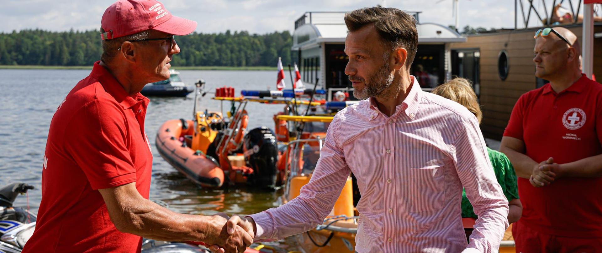 Ratownicy wodni w dniu ich święta wyróżnieni przez wojewodę