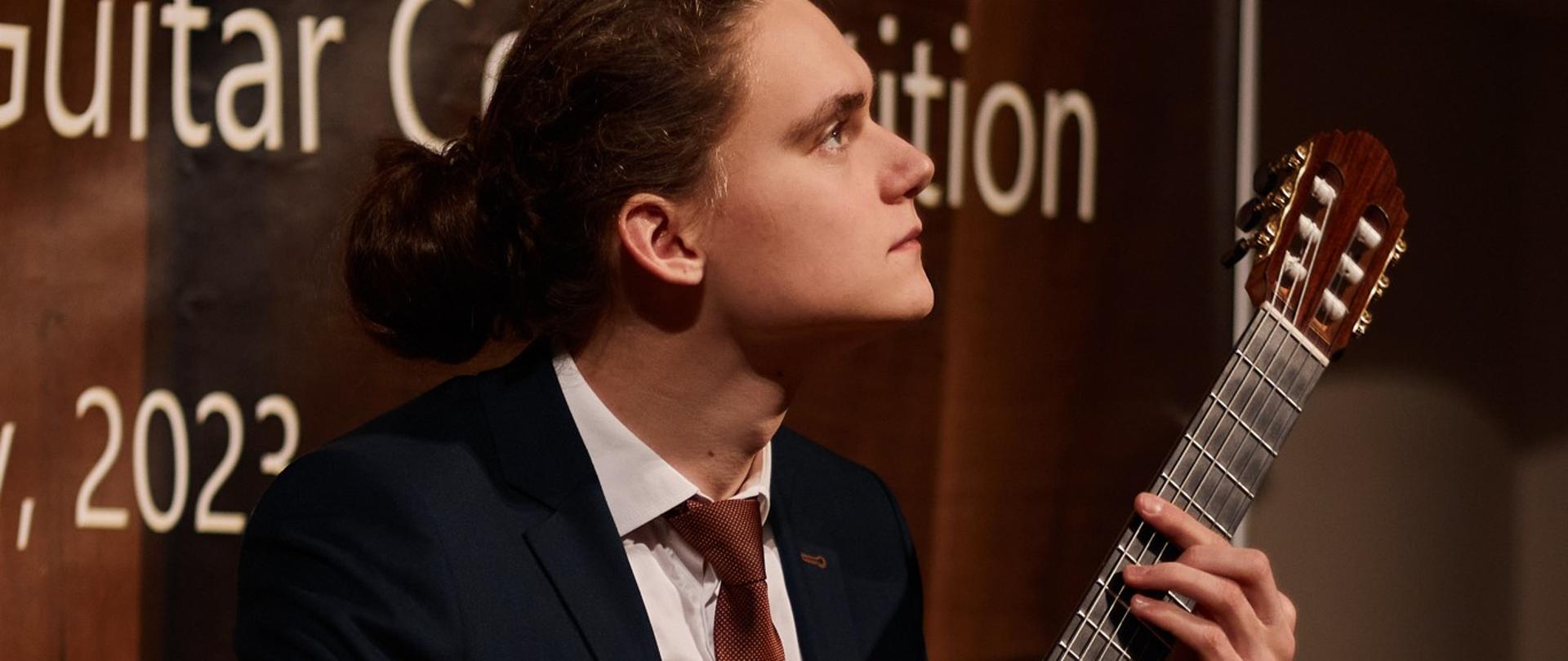 Na zdjęciu Mateusz Wójcik w trakcie wykonywania utworu podczas Konkursu Gitarowego w Katowicach
