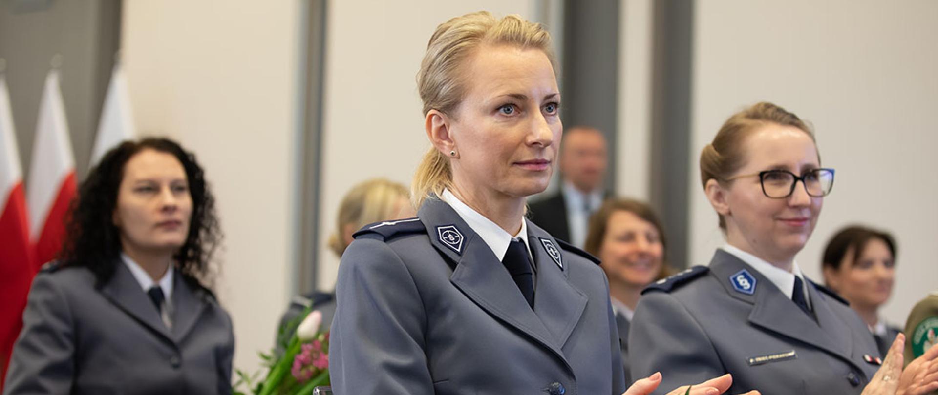 Wiceminister Jarosław Zieliński spotkał się z przedstawicielkami funkcjonariuszek służb mundurowych podległych MSWiA. Okazją do podziękowań i wyrażenia wdzięczności za zaangażowanie na rzecz bezpieczeństwa był Dzień Kobiet.