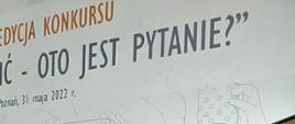 4. Na zdjęciu widać Zastępcę Wielkopolskiego Państwowego Wojewódzkiego Inspektora Sanitarnego Panią Hannę Kurek przemawiającą w sali kinowej do uczestników konkursu „Palić, nie palić – oto jest pytanie?”, w tle plansza z napisem „XXII edycja konkursu „Palić, nie palić – oto jest pytanie?”