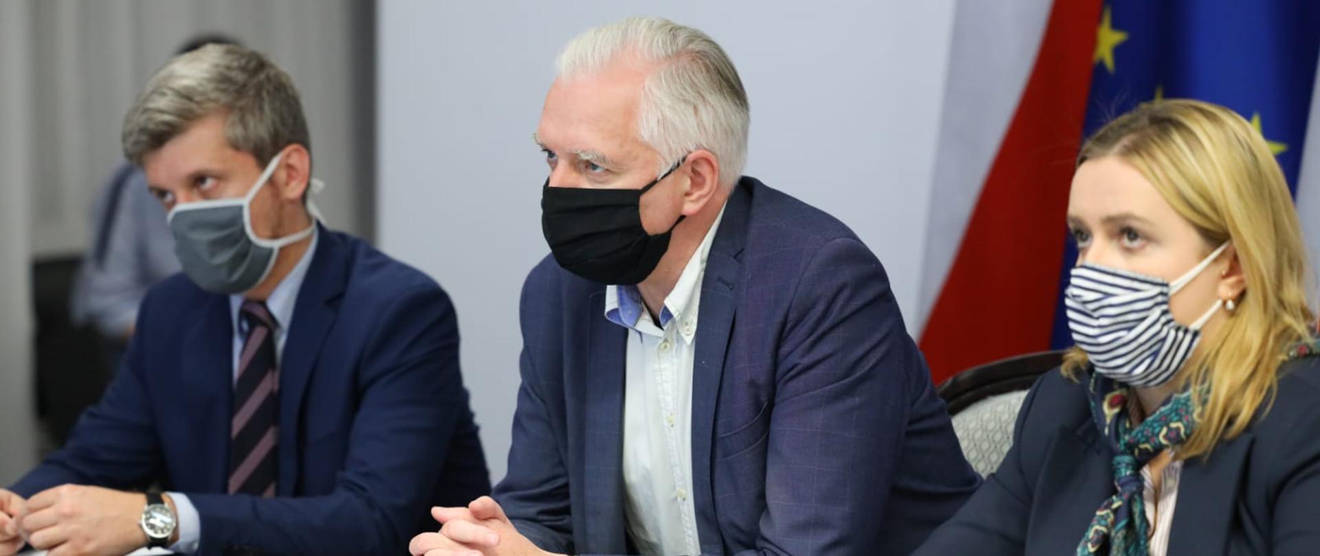 Od lewej siedzą Wojciech Paluch, Jarosław Gowin, Olga Semeniuk.
