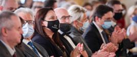 Minister Jarosińska-Jedynak siedzie na sali w Zamku Królewskim wśród uczestników gali konkursu Lodołamacze 2021. 