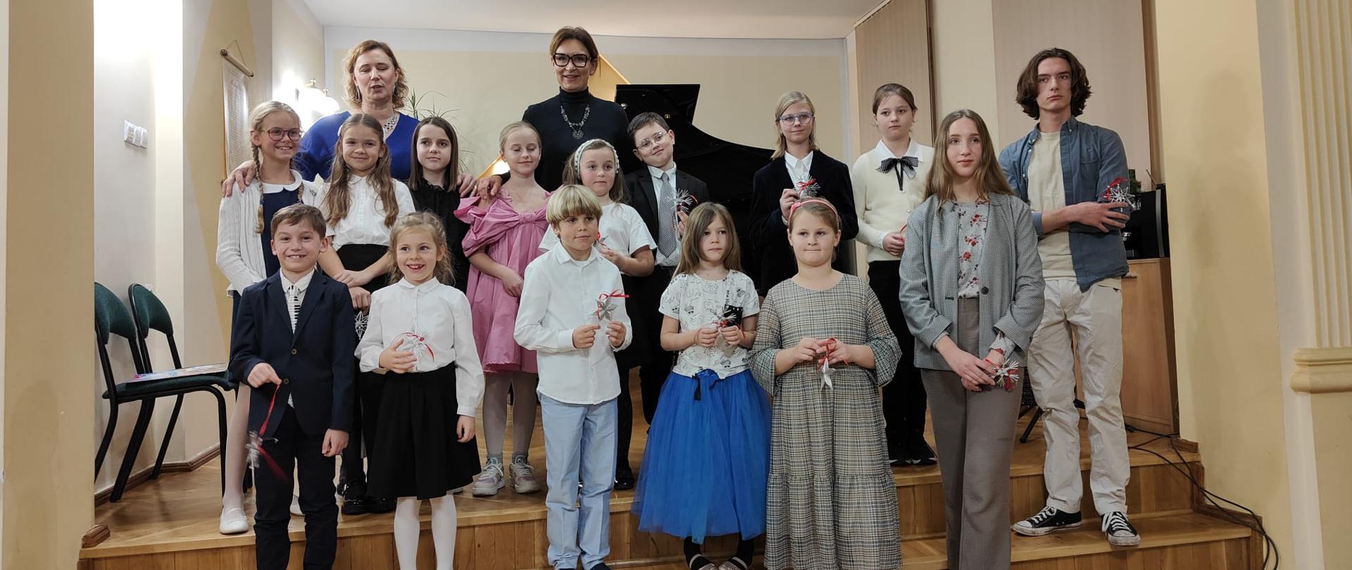 Zdjęcie grupowe wszystkich uczestników koncertu uczniów klas fortepianu P. A. Bartkiewicz-Brzozowskiej i P. K. Mąki-Żelazko - 28 listopada 2023