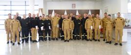 Grupowe zdjęcie uczestników szkolenia (26 funkcjonariuszy PSP) w towarzystwie Zastępcy Komendanta Centralnej Szkoły PSP oraz pięciu funkcjonariuszy CS PSP