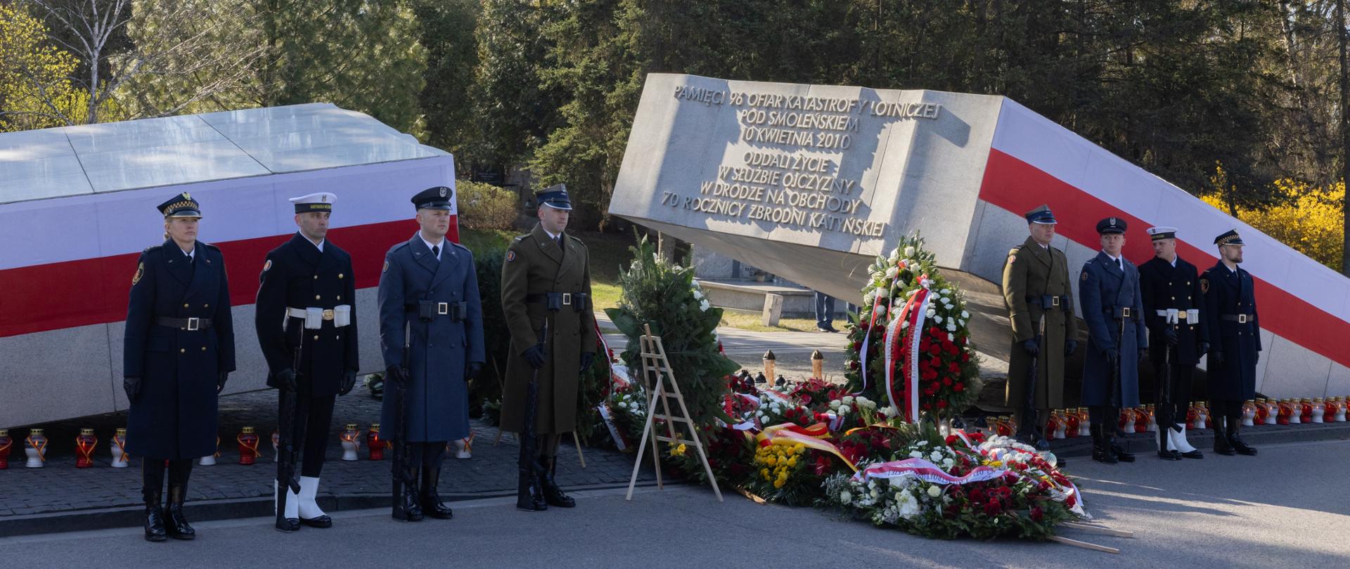 MSZ oddało hołd ofiarom katastrofy smoleńskiej w 16. rocznicę tragedii
