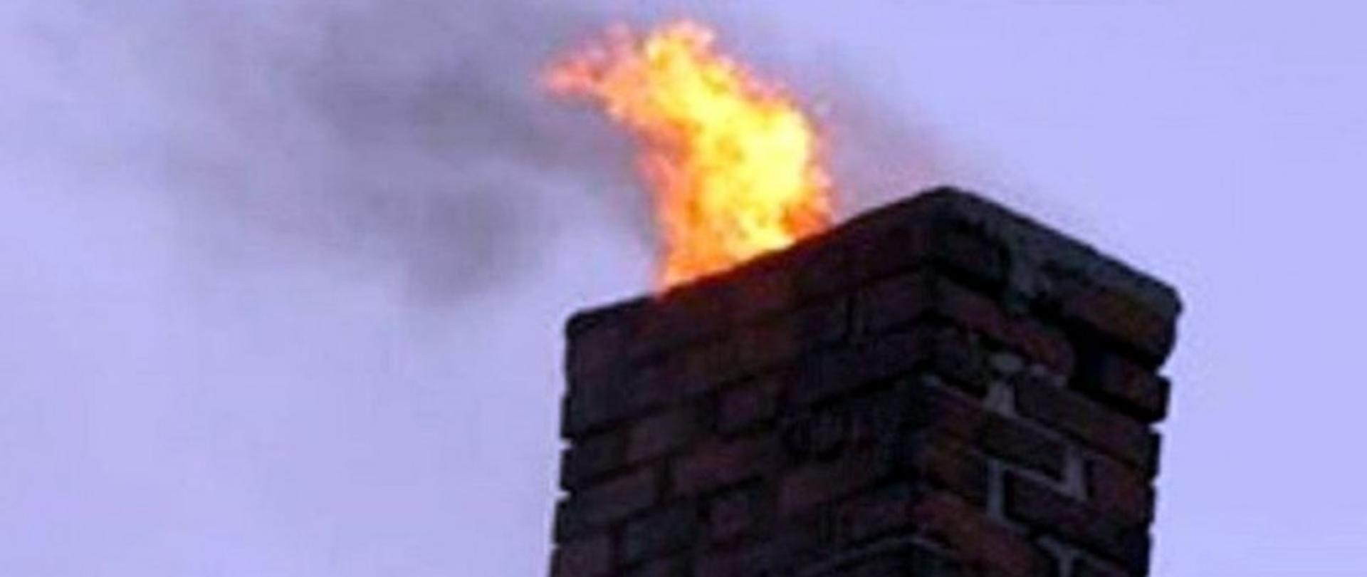 Widać ogień wydobywający się z komina, zdjęcie poglądowe