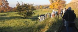 Grupa zwiedzających na ścieżce edukacyjnej w rezerwacie przyrody Góra Świętej Anny