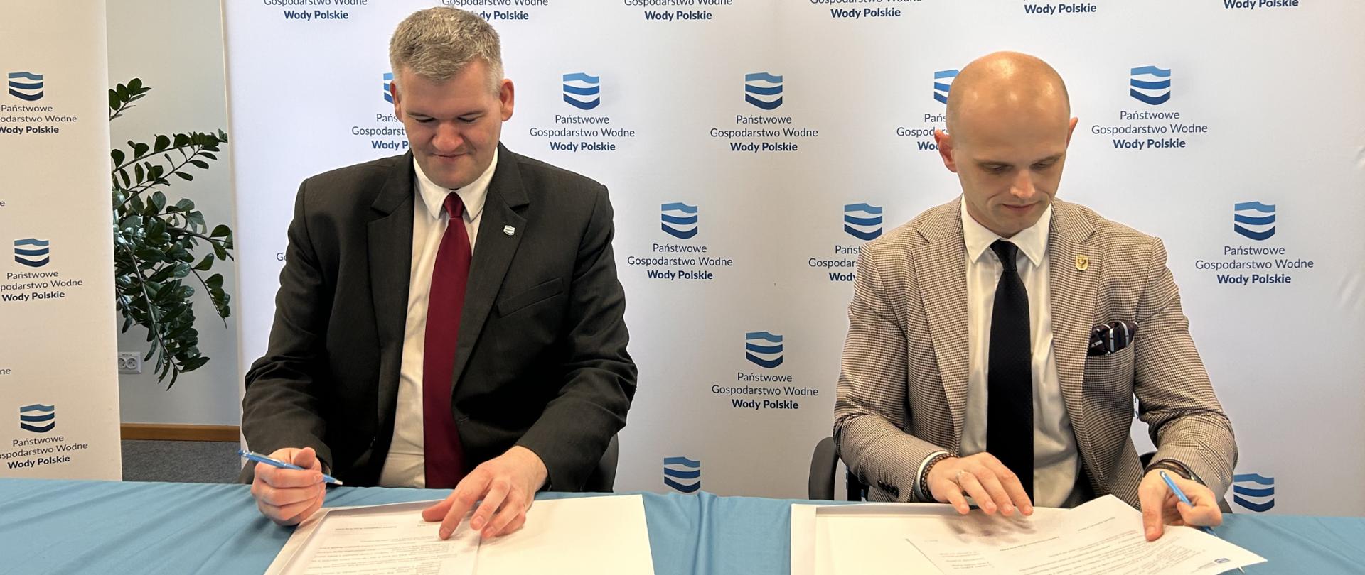 Artur Rychlewski - Dyrektor Regionalnego Zarządu Gospodarki Wodnej w Warszawie oraz Sylwester Ziemkiewicz Starosta Płocki podczas podpisania listu intencyjnego