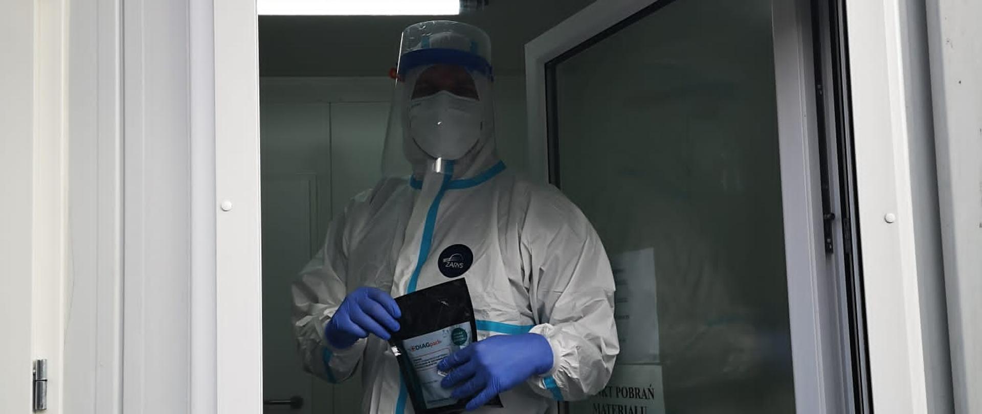 Strażacy pomagają przy wykonywaniu wymazów