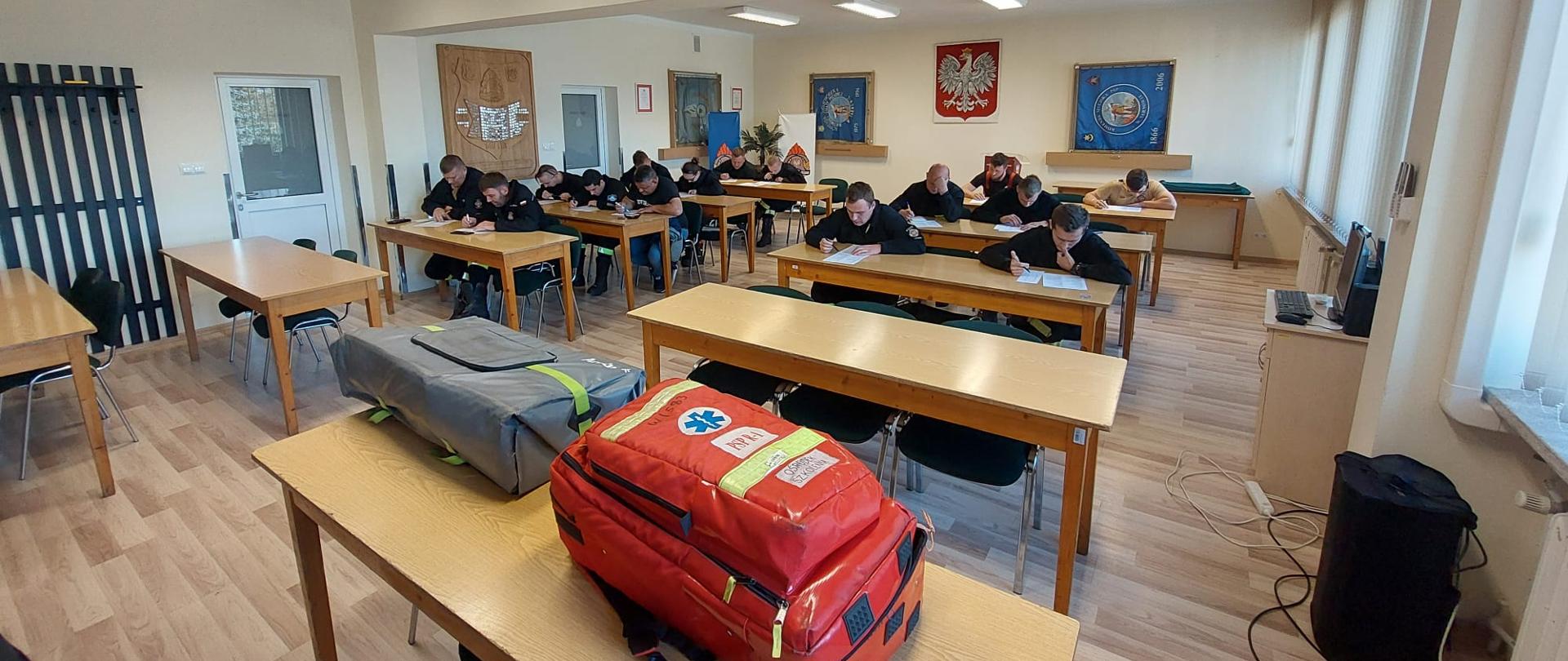 
Strażacy podczas egzaminu teoretycznego z zakresu KPP.
