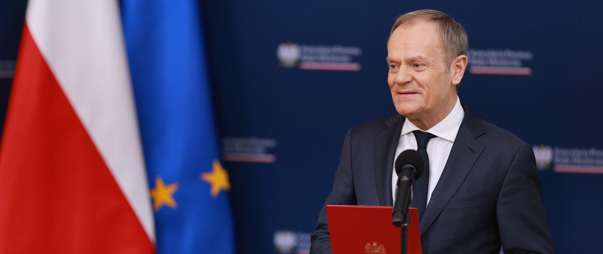 Premier Donald Tusk podczas konferencji prasowej w KPRM.