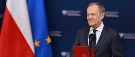 Premier Donald Tusk podczas konferencji prasowej w KPRM.
