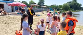 Prewencja społeczna PSP, strażacy uczą jak zachować się bezpiecznie wypoczywając nad wodą