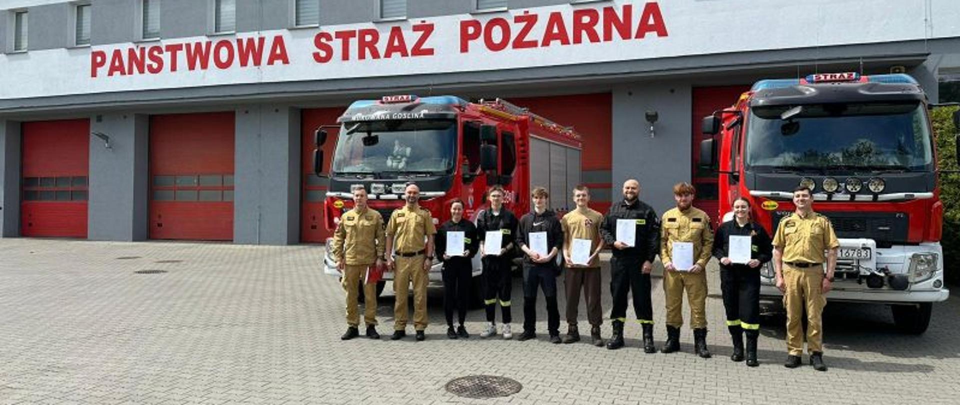 Druhowie OSP z zaświadczeniami ukończenia szkolenia podstawowego w JRG 8.