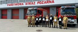 Druhowie OSP z zaświadczeniami ukończenia szkolenia podstawowego w JRG 8