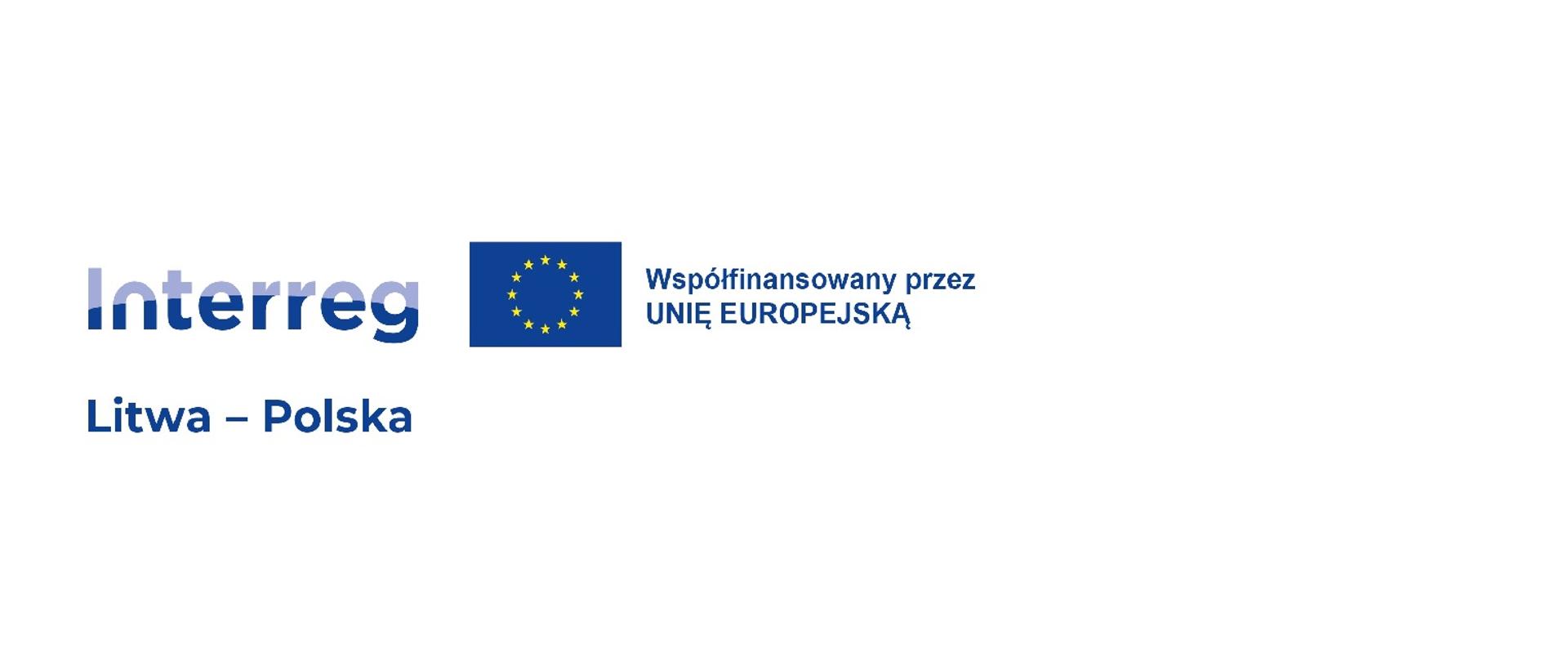 Niebieski napis na białym tle zawierający nazwę programu unijnego Interreg Litwa - Polska oraz przedstawiający logo Unii Europejskiej to jest dwanaście nieodwracalnych złotych gwiazd rozłożonych w okręgu na niebieskim tle