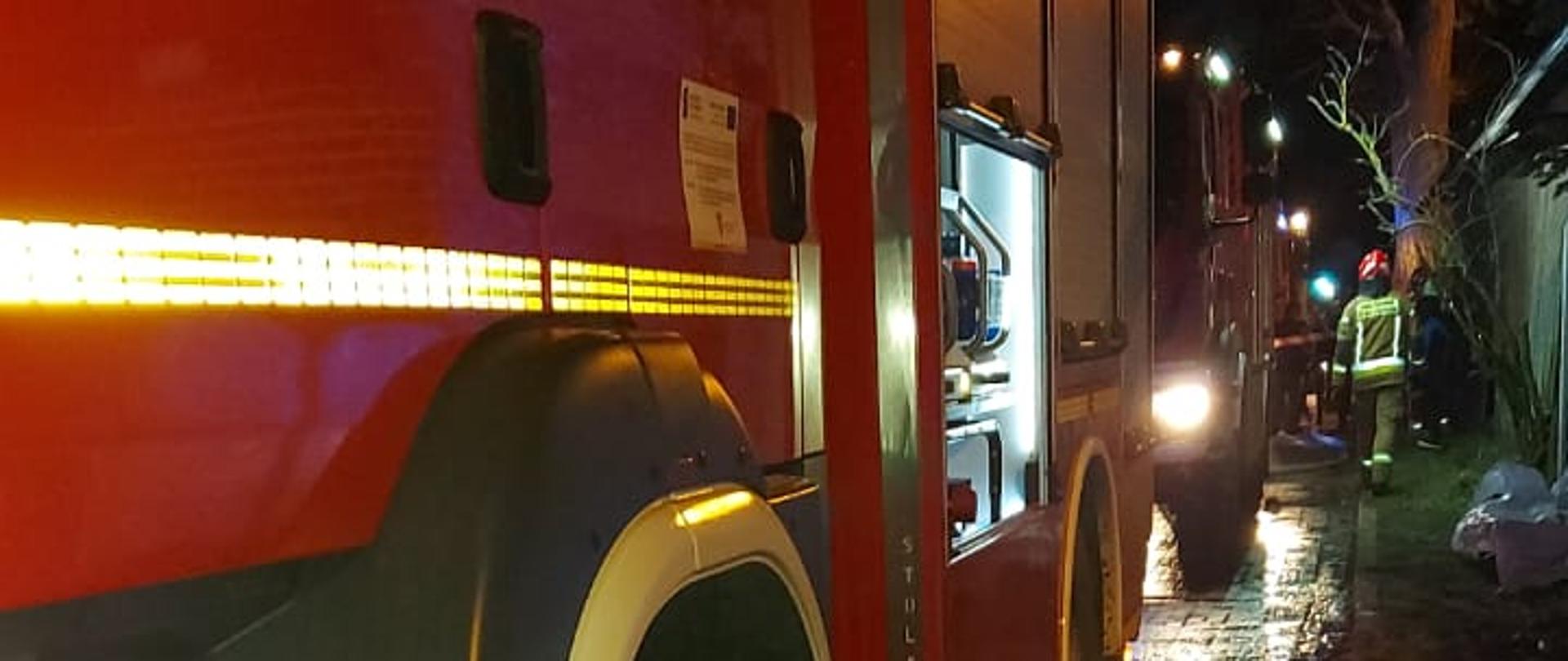 Pojazd strażaki podczas działań.