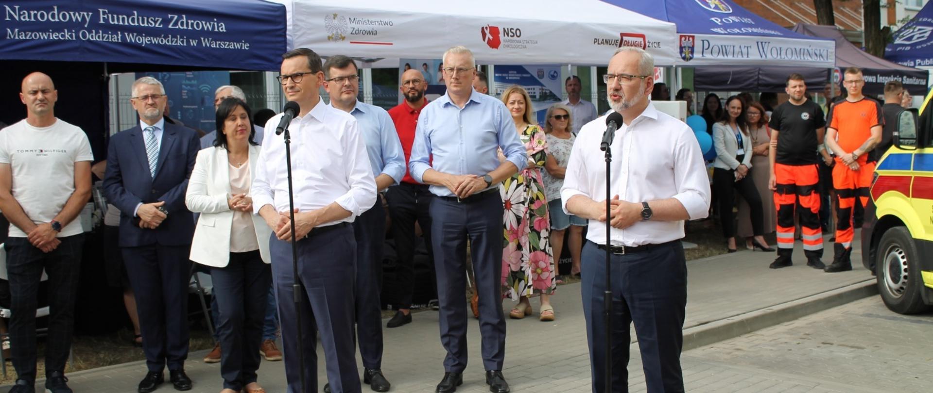 Zdjęcie premiera Mateusza Morawieckiego i ministra zdrowia Adama Niedzielskiego podczas konferencji w Wołominie