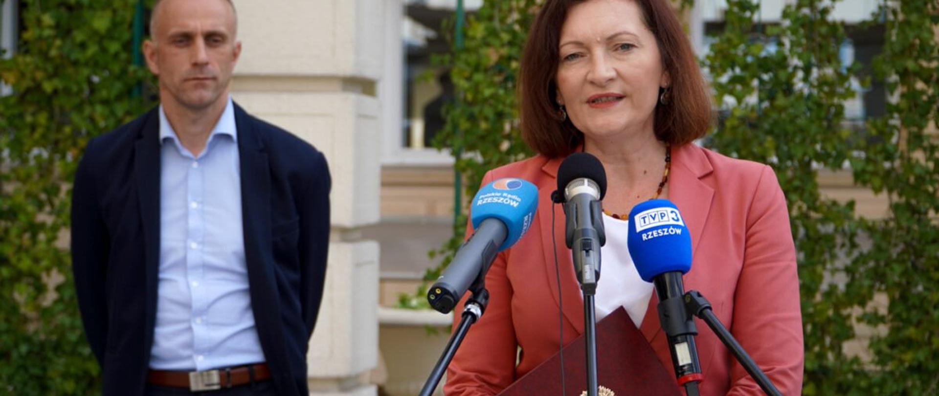 Wojewoda podkarpacki Ewa Leniart podczas konferencji prasowej dotyczącej naboru wniosków w ramach programu Razem bezpieczniej 