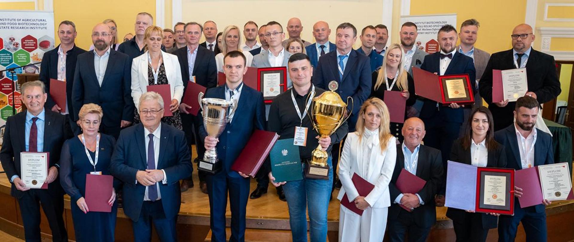 Wspólne zdjęcie z laureatami konkursu (fot. MRiRW)