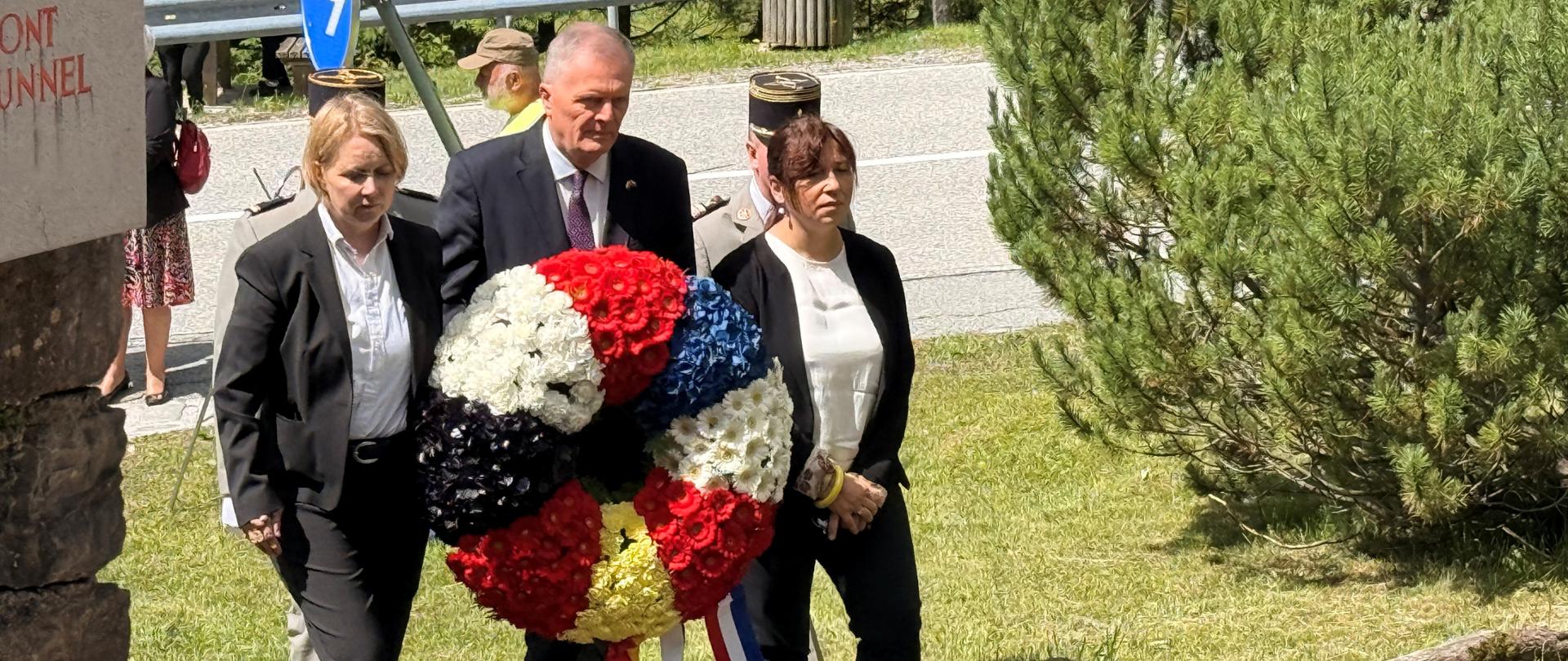 Ambasador RP w Słowenii Leszek Soczewica wraz z ambasadorkami Francji i Niemiec składa wspólny wieniec podczas uroczystości upamiętniających 81. rocznicę wyzwolenia obozu koncentracyjnego Mauthausen–Ljubelj.
